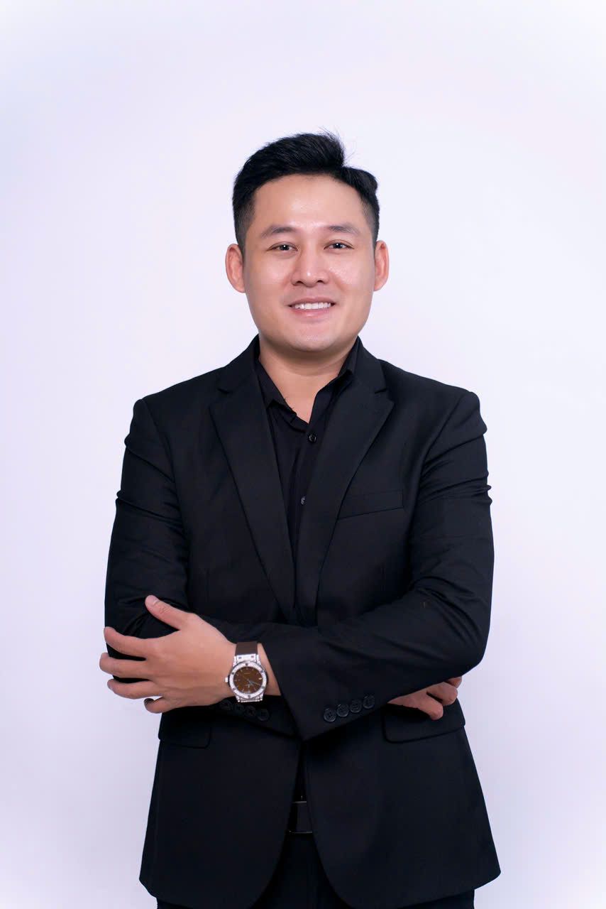 Giảng viên MindHub trong trang phục vest đen