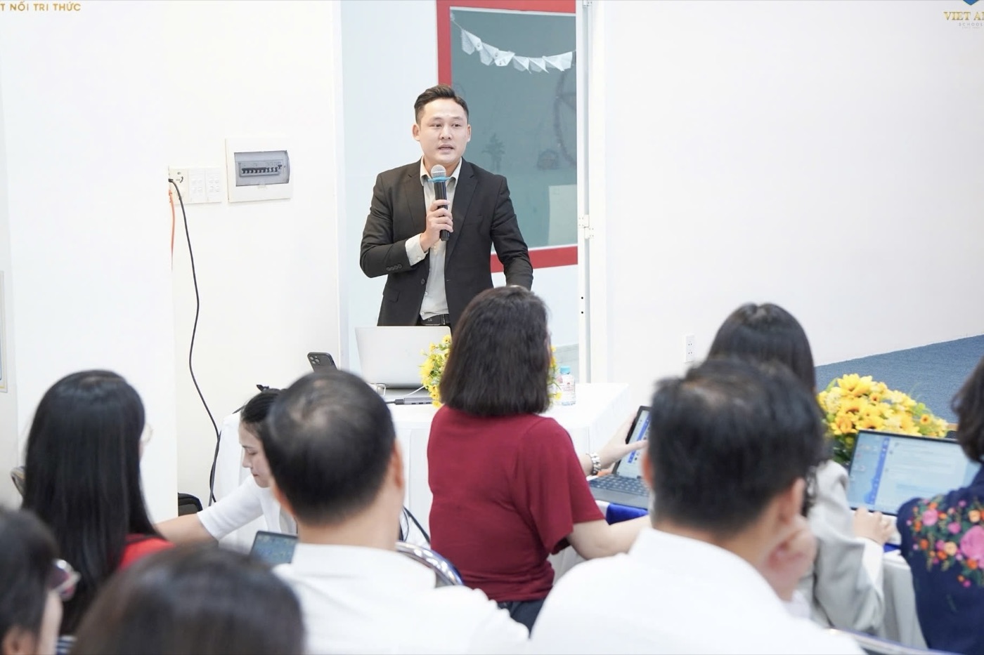 Giảng viên hướng dẫn học viên trong lớp đào tạo AI