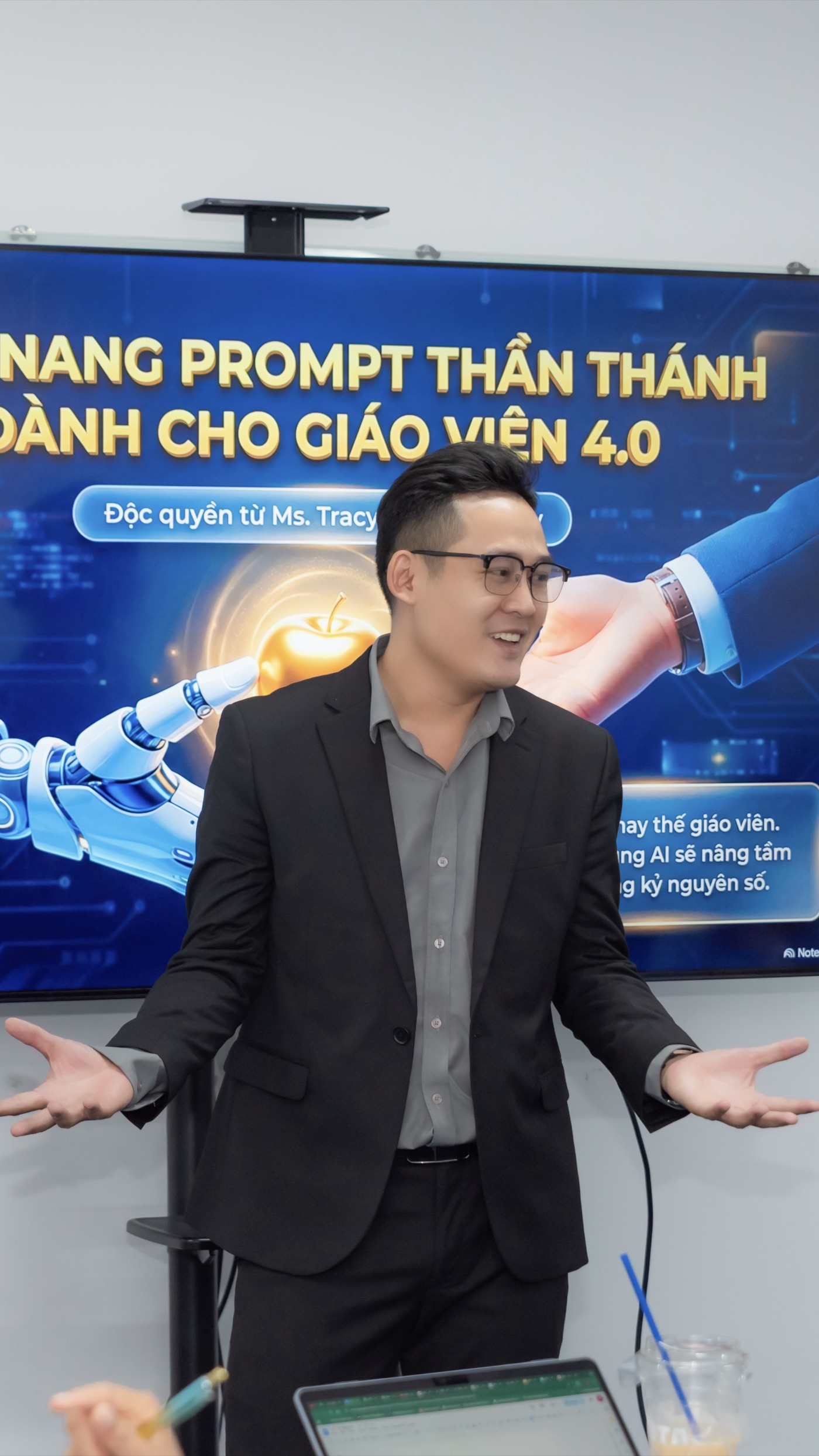 Giảng viên trình bày chuyên đề ứng dụng AI