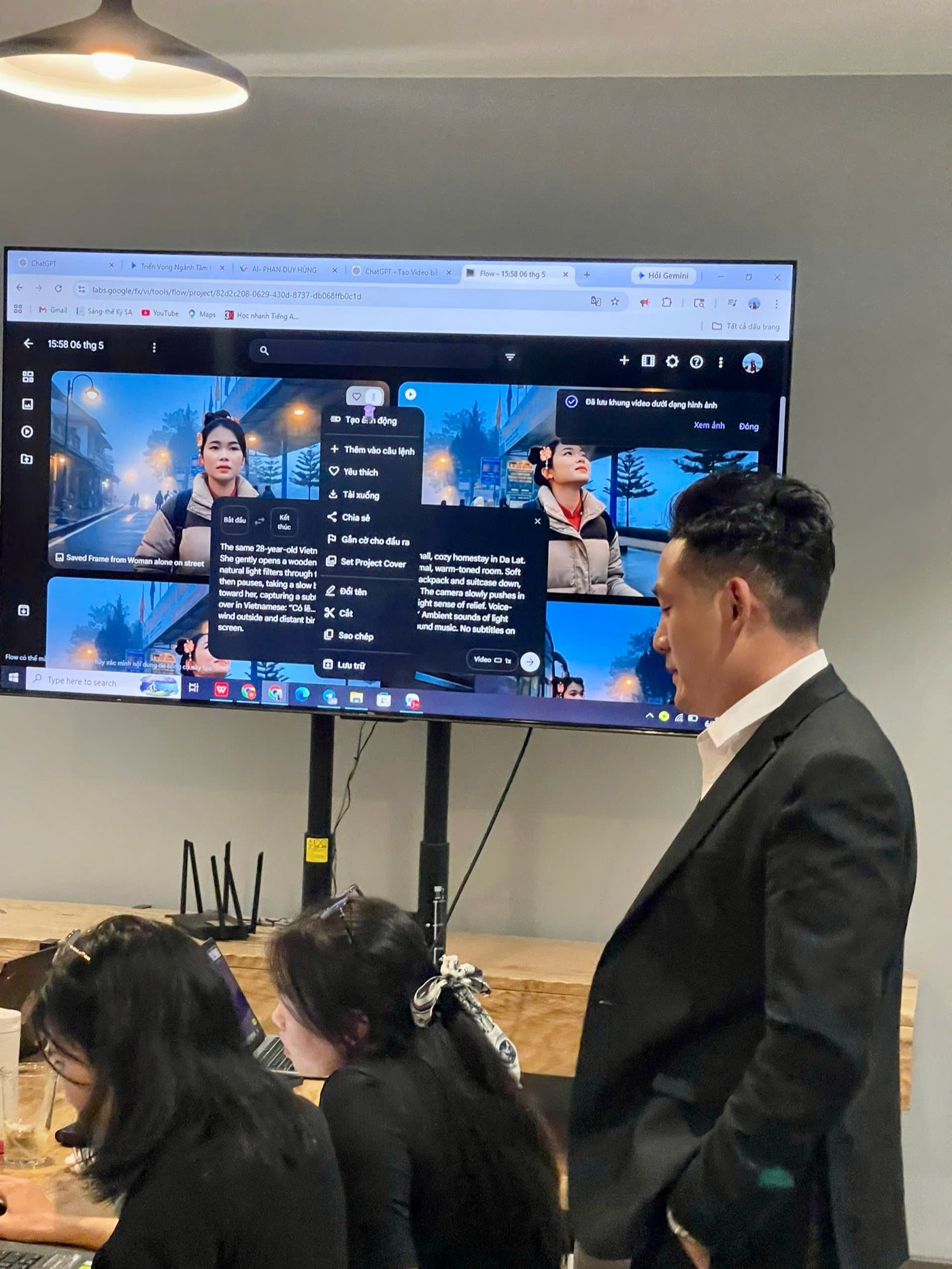 Giảng viên hướng dẫn học viên thực hành công cụ AI